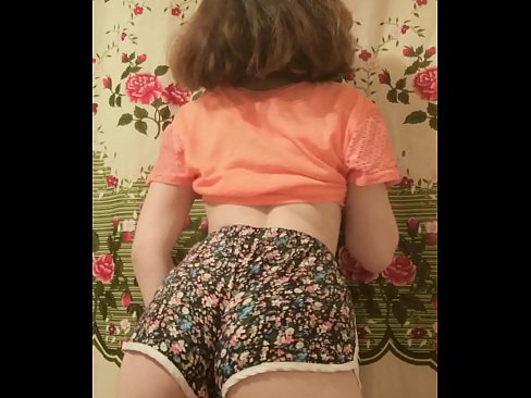 ❤️ Garota jovem e sexy tirando seus shorts da câmera Sexo vídeo em nós