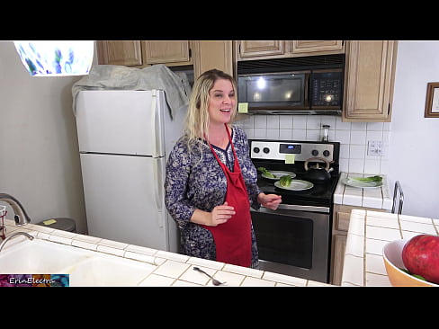 ❤️ A madrasta o ordenha na cozinha antes de sua data Sexo vídeo em nós