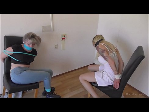 ❤️ Viciado / amarrado e amordaçado / donzela em apuros Sexo vídeo em nós