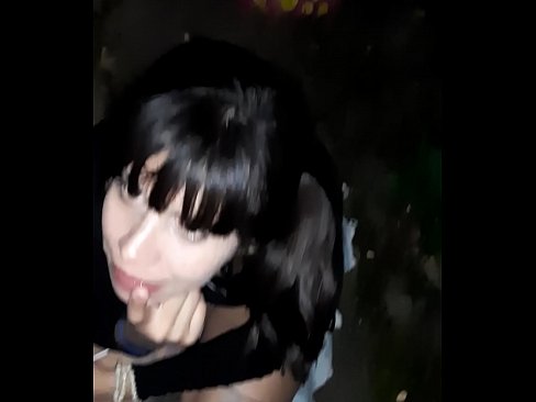 ❤️ Na rua, o pênis inchado em troca de doces Sexo vídeo em nós