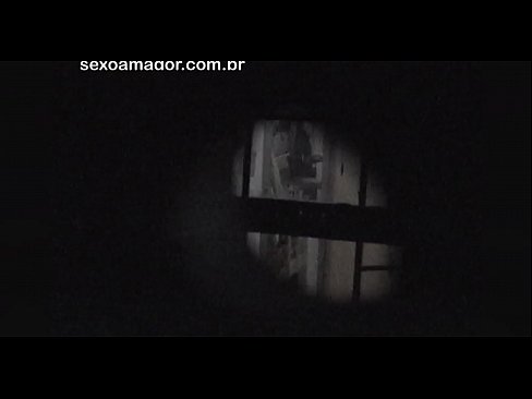 ❤️ Lourinho é secretamente filmado por um voyeur de bairro escondido atrás de tijolos ocos Sexo vídeo em nós