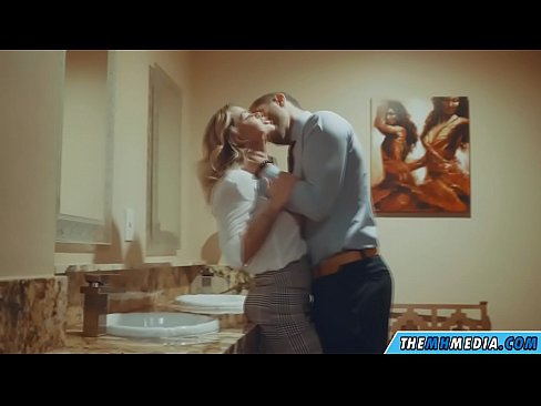 ❤️ Quando uma loira peituda o seduz em um banheiro público Sexo vídeo em nós
